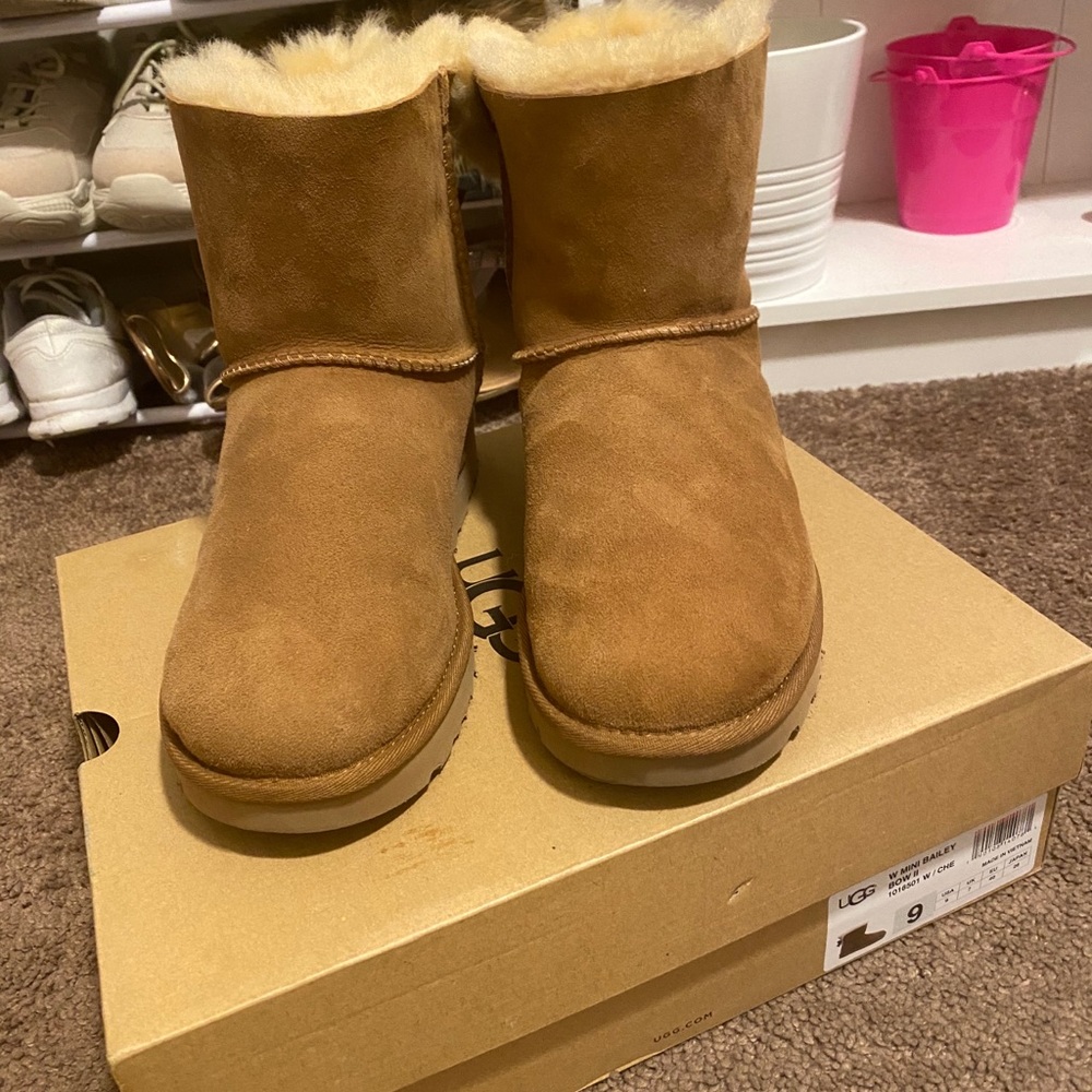 Size 9 Ugg boots. - Picture 4 of 6